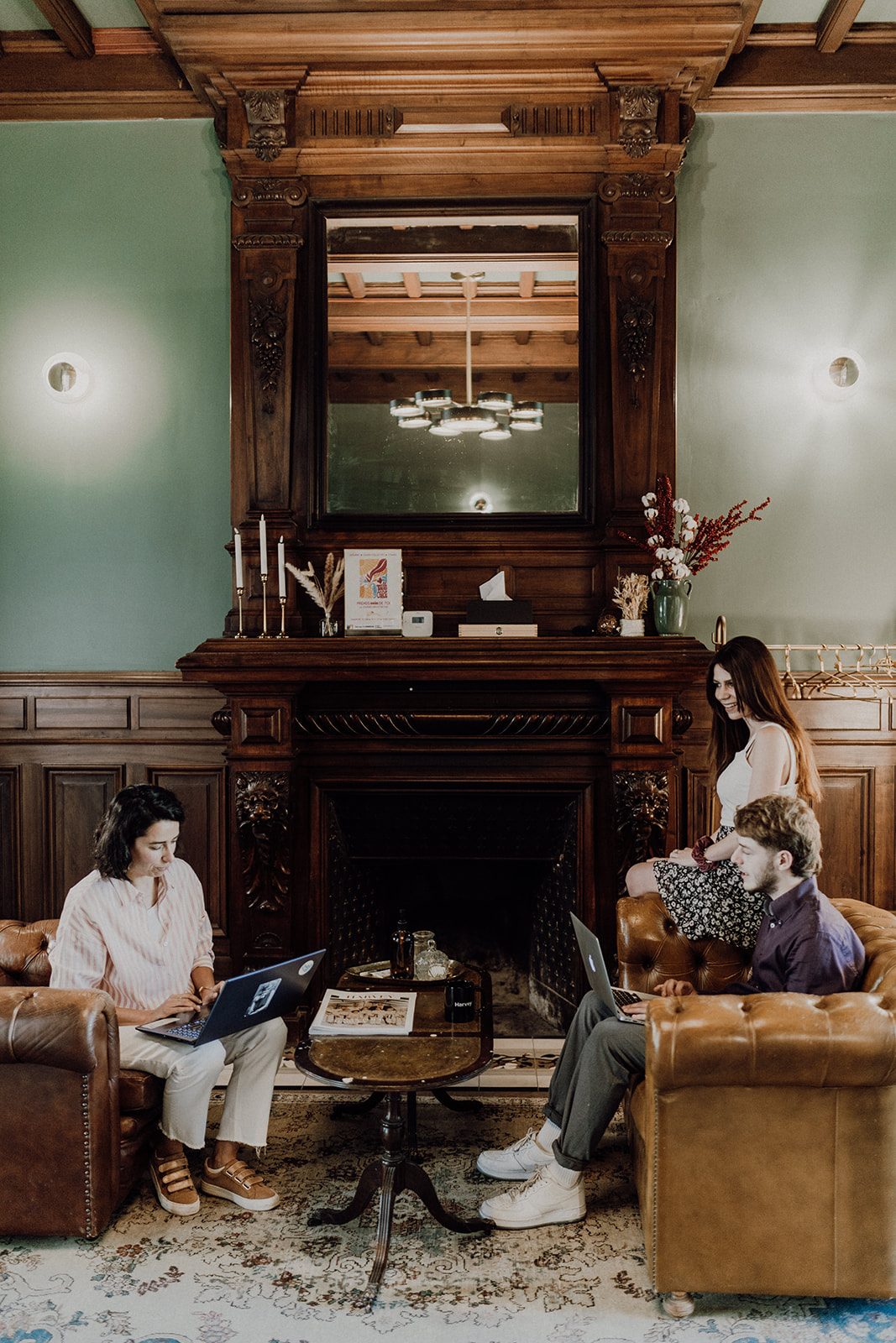 Séance de travail dans le salon d'accueil