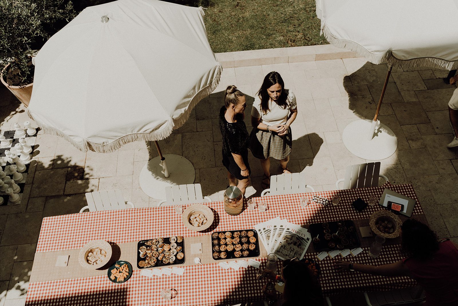 Buffet dressé sur la terrasse du jardin