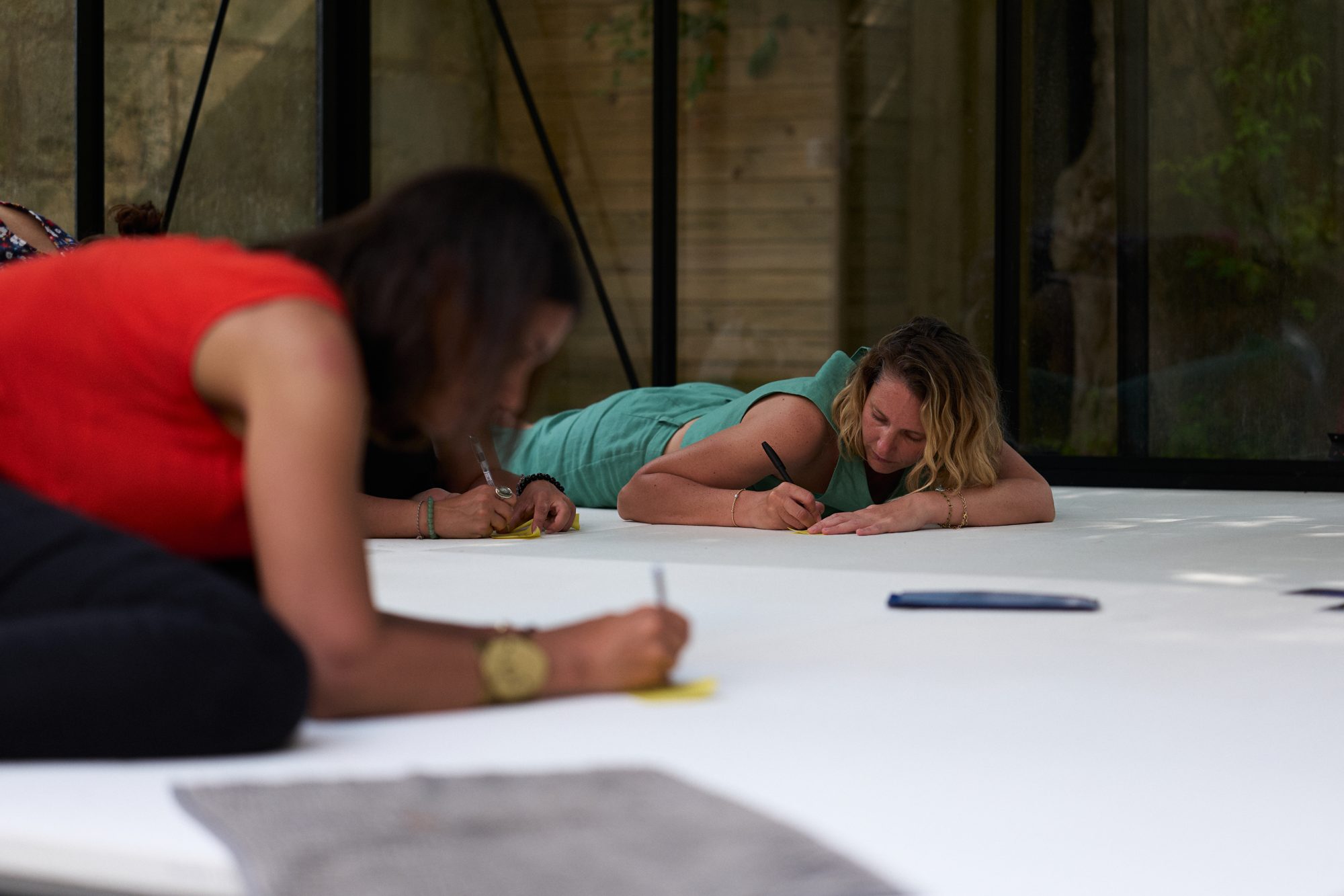 Atelier d'équipe assis sur les tatamis du dojo