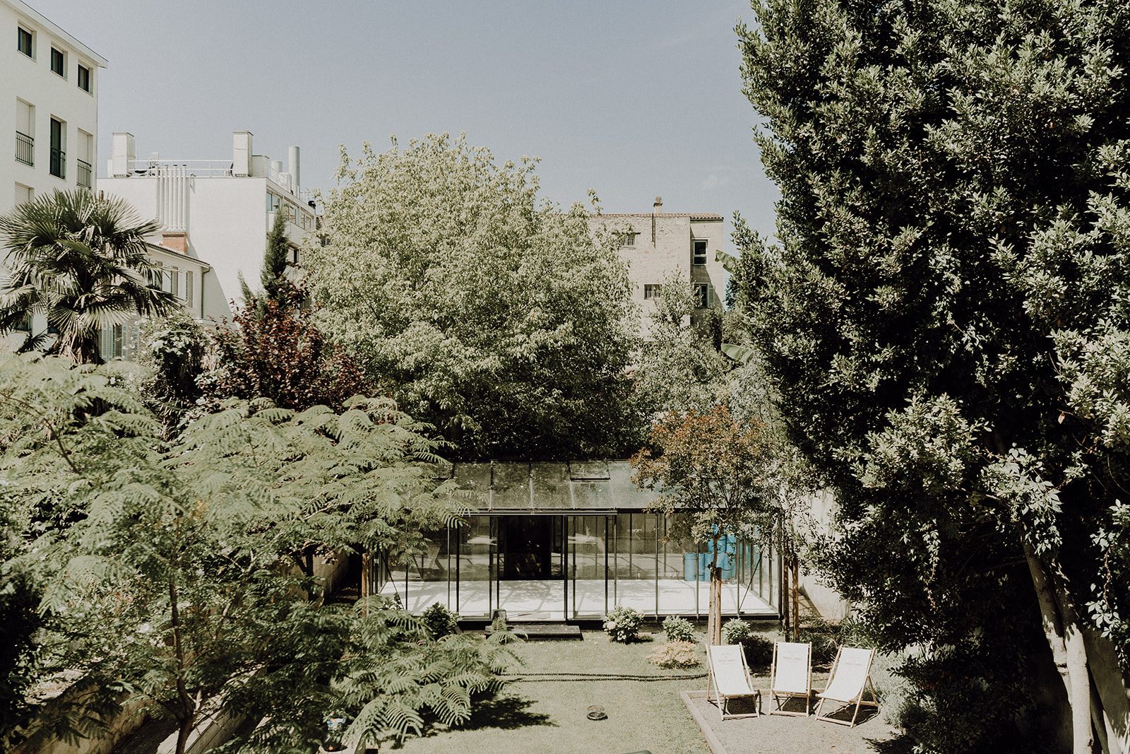 Dojo sous verrière avec tatamis au fond du jardin