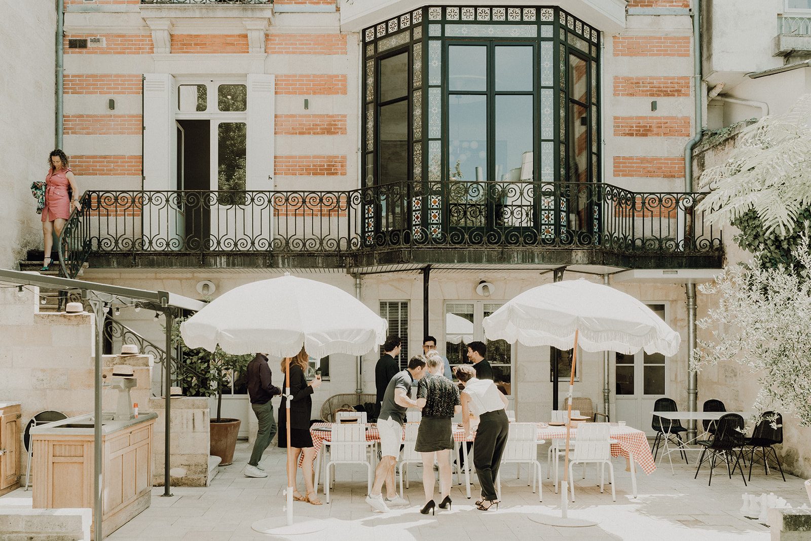Déjeuner sur la terrasse du jardin, pelouse et parasols