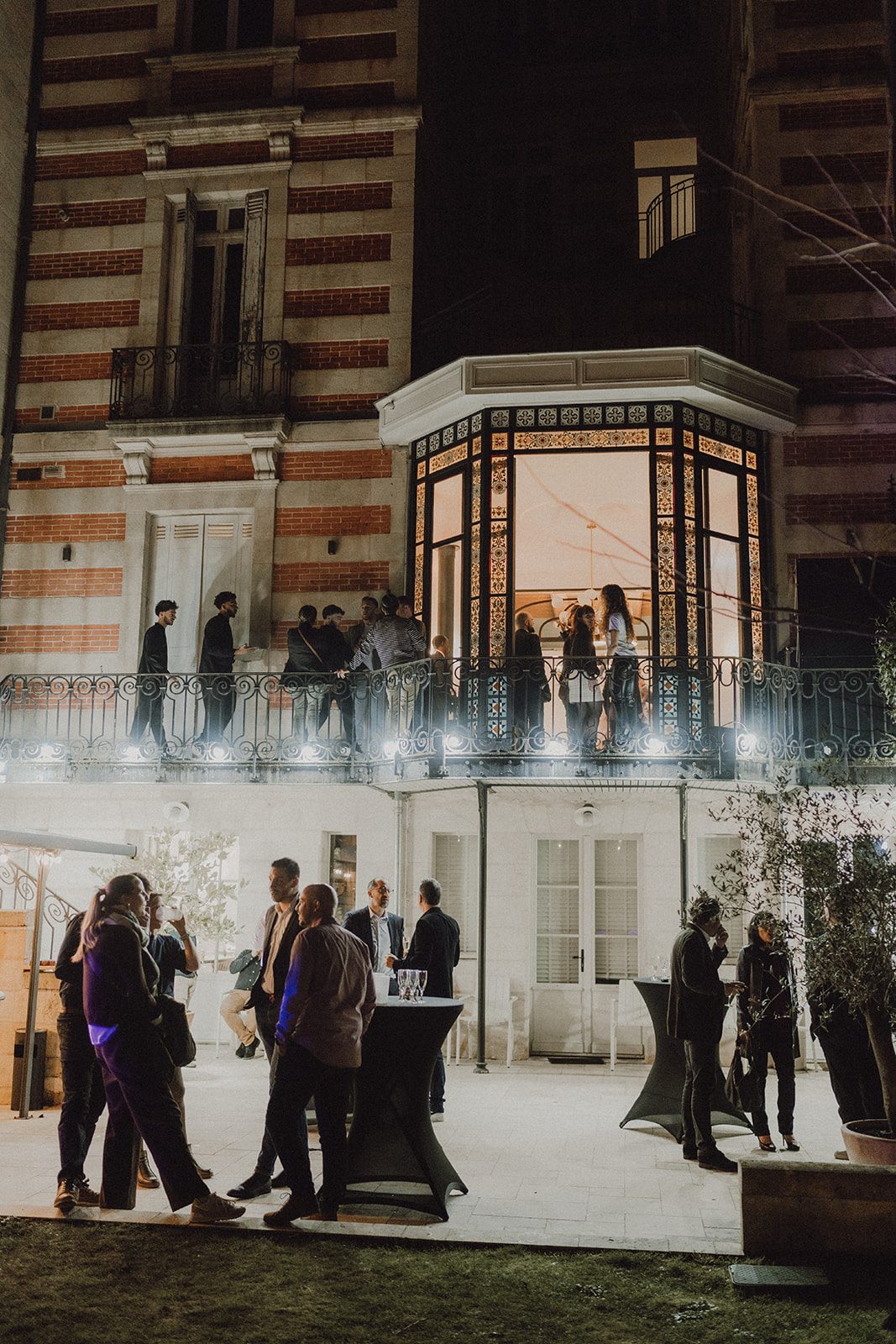 Soirée devant la façade et son balcon
