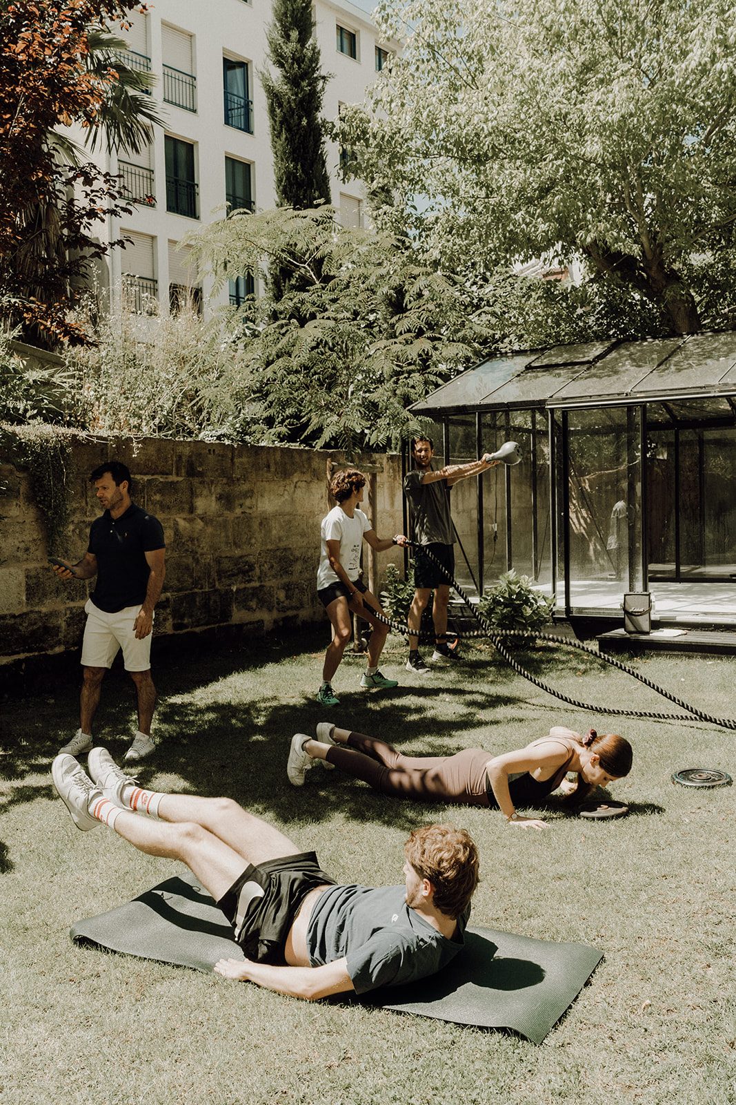 Séance de réveil musculaire dans le jardin